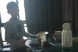 男孩酒精炉热菜引火灾……消防员赶到后，眼前一幕令人心悸！图片