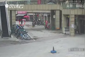 民警陪妻儿逛街，顺手抓回一名在逃犯！视频还原抓捕过程视频封面