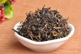 嚼食茶叶，味道好吗？为啥有人喜欢这一口！视频封面