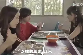小伙吃饭的时候一直偷看美女，美女发现后直接做了一个动作视频封面