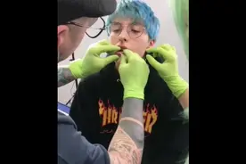 外国小伙穿唇环鼻环，颜值秒升，网友：看不下去感觉太疼了视频封面