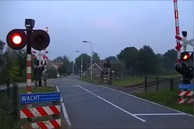 荷兰的一个铁路交叉道口，危险路段会有红灯闪烁提示视频封面