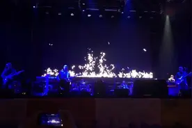 热波音乐节，许巍开唱曾梦想走天涯时，几名男生瞬间哭唱视频封面