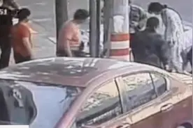 浙江18岁孕妇走路上突然孩子掉出来，好心路人忙用毛巾包裹住视频封面