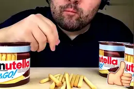 韩国Russian大叔吃费列罗榛子巧克力酱配饼干棒，简直好吃极了！视频封面