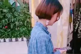 美女走路看头条太过于认真，居然撞上了玻璃门视频封面