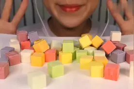 国外吃货，吃彩虹芝士块，五颜六色的，吃起来还挺馋人视频封面