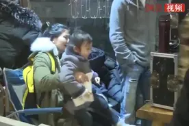 甜馨探班贾乃亮，贾乃亮和甜馨父女俩暖心瞬间，甜馨一脸害羞视频封面