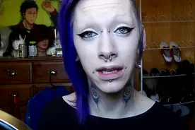 娘娘腔小哥把眉毛剃光，重新填上色后，比妹子还有女人味！视频封面