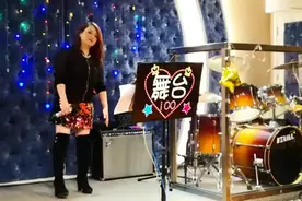 香港酒吧歌手深情唱苏芮《酒干倘卖无》，这歌每次听都想哭视频封面