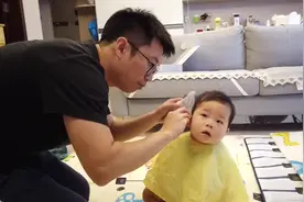 宝爸示范婴儿理发，9个月宝宝第一次剪头发全程懵圈十分配合视频封面