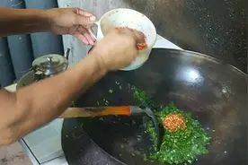 妈妈做了一道韭菜炒鸭蛋，手法熟练，阿伟喜欢吃妈妈做的菜视频封面