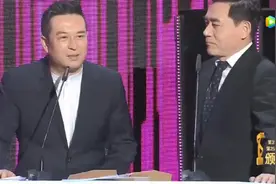 孙俪获最佳女演员奖，颁奖典礼上推荐自己，还调侃张嘉译爱霸屏！视频封面