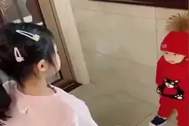 弟弟撕了姐姐的寒假作业，被姐姐训话，结果小家伙的反应太可爱了图片