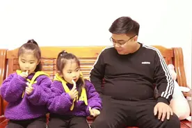 四岁双胞胎妹妹问姐姐，爸爸和妈妈听谁的话，姐姐说谁糖多听谁的视频封面