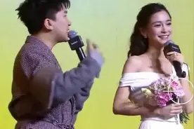 Baby素颜现身机场大口吃面 吃完后还意犹未尽表情太可爱视频封面