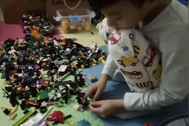 痴迷乐高的儿子放学不先写作业一头扎进乐高堆，拼的啥有看懂的吗视频封面