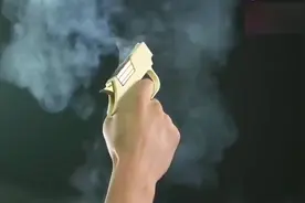 苏炳添跟钱枫赛跑，起跑速度快到飞起，不愧是专业选手视频封面
