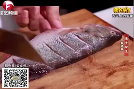 清蒸鲈鱼不好看也不入味，因为你的改刀不对，赶紧来学学视频封面