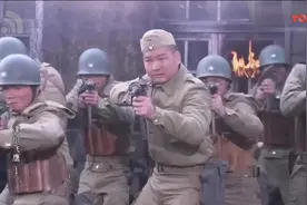 此人神出鬼没实在可怕，一个人就打垮了一支装备精良的小分队视频封面