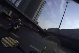 分秒必争！兰州一儿童误食84消毒液，交警开道护送医院里抱娃狂奔视频封面