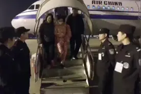 网贷爆雷后杭州女老板潜逃泰国，昨夜穿着睡衣被押解回国视频封面