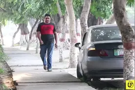 国外爆笑街头恶搞：车上冒出一个呕吐的醉汉，路人反应太好笑了视频封面