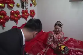 接亲现场，新郎官正在找婚鞋，伴娘们把婚鞋藏的好隐蔽视频封面