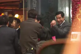 男子婚礼当天突然有个小朋友上台喊爸爸，究竟是怎么回事？？视频封面
