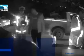 年轻男子醉驾被查 说句话敬个礼再打自己一巴掌视频封面