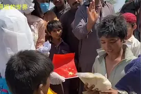中国姑娘在巴基斯坦的举动感人，眼前这一幕，又有多少人能做到视频封面