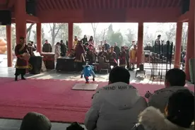 开封清明上河园小女孩软体表演视频封面