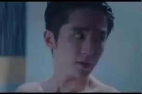 洗澡时走错了浴室和一个男人一起；洗澡还让她给他借用一下洗发水视频封面