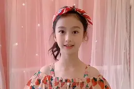 小女孩在家中玩起了变装游戏，真是一位美人胚子，实在是太漂亮了图片