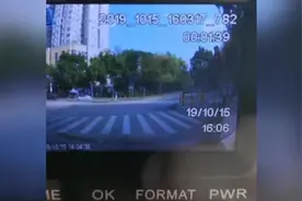 突发！小车失控冲上安全岛 撞翻3名行人2人死亡视频封面