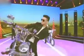 四个小伙上台演唱搞笑自编歌曲，全场乐翻