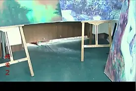 小军拿镜子偷看爸爸，看见他和雨歌抱在一块，这下有好戏看了！视频封面