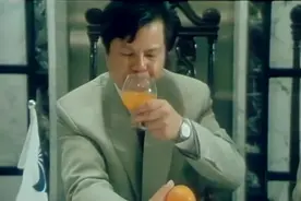 小娇妻：美女打工做服务员，场面太失控，忍不住想笑视频封面