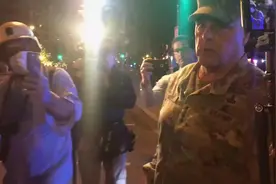 美军参联会议主席身穿迷彩服现身华盛顿街头：我就是来看看…视频封面