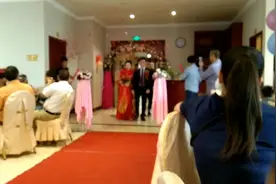 湖北女孩远嫁广西小伙，在酒店举行结婚典礼，吃了40多桌好热闹视频封面