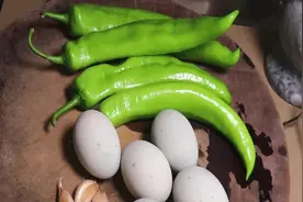 皮蛋和青椒的这种做法第一次见，大厨手把手教你，太好吃了视频封面