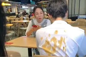 看到妹子颤抖的手，就知道事情并不简单，再不跑就来不及了图片