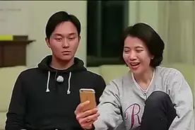 张智霖袁咏仪和儿子打电话，夫妻俩夸张表情好有默契视频封面
