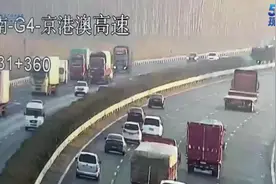京港澳高速许昌段货车侧翻，倒货处理中图片