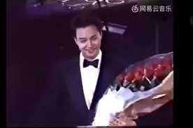 世纪之吻，张国荣强吻梅艳芳，全程尖叫，梅姐笑得像个孩子！视频封面