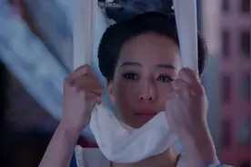 徐慧上吊自尽，只留给媚娘一个手镯，媚娘抱着手镯痛哭