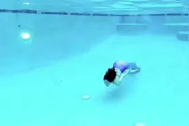 王子文穿美人鱼泳衣游泳展绝美身材，池底飞吻比心肺活量超好视频封面