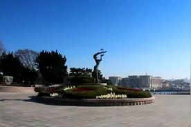 蔚蓝色大海中，绿荫覆盖小岛，白色灯塔高耸在岛中，这就是小青岛视频封面