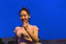 领跳广场舞的美女漂亮自信，欢快的舞姿女人味十足视频封面