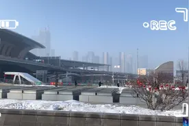 新年旅行：小依华从乌鲁木齐归来，坐火车回家过年的沿途分享。视频封面